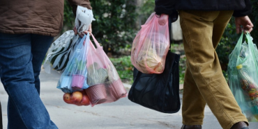 Рада заборонила продаж пластикових пакетів з 2022 року